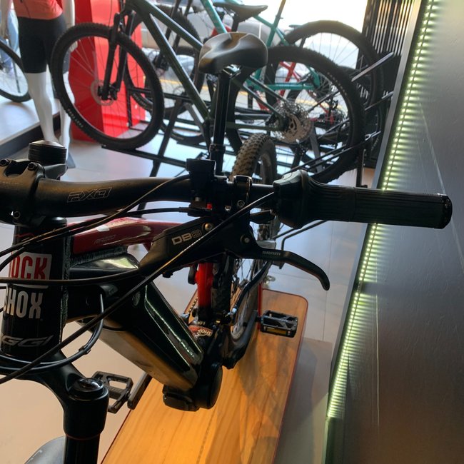 Bicicleta Oggi Razzo Aro 29 Deore 11v Preto e Vermelho - Seminova