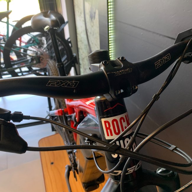 Bicicleta Oggi Razzo Aro 29 Deore 11v Preto e Vermelho - Seminova