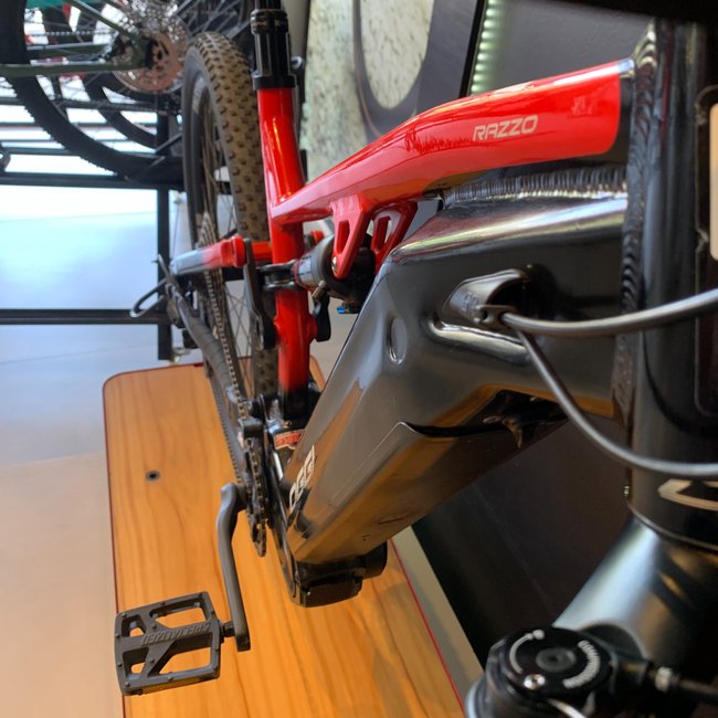 Bicicleta Oggi Razzo Aro 29 Deore 11v Preto e Vermelho - Seminova