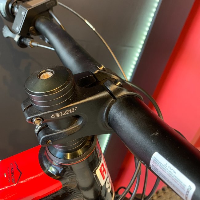 Bicicleta Oggi Razzo Aro 29 Deore 11v Preto e Vermelho - Seminova