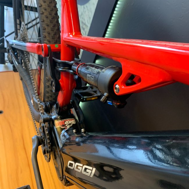 Bicicleta Oggi Razzo Aro 29 Deore 11v Preto e Vermelho - Seminova