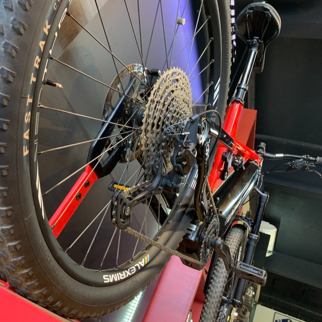 Bicicleta Oggi Razzo Aro 29 Deore 11v Preto e Vermelho - Seminova