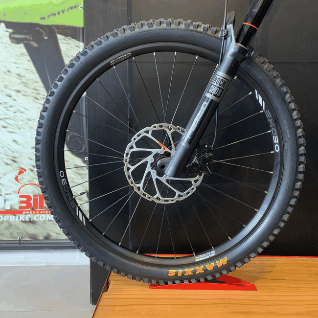 Bicicleta Oggi Razzo T-130 Aro 29 Cues 11v Preta e Vermelha