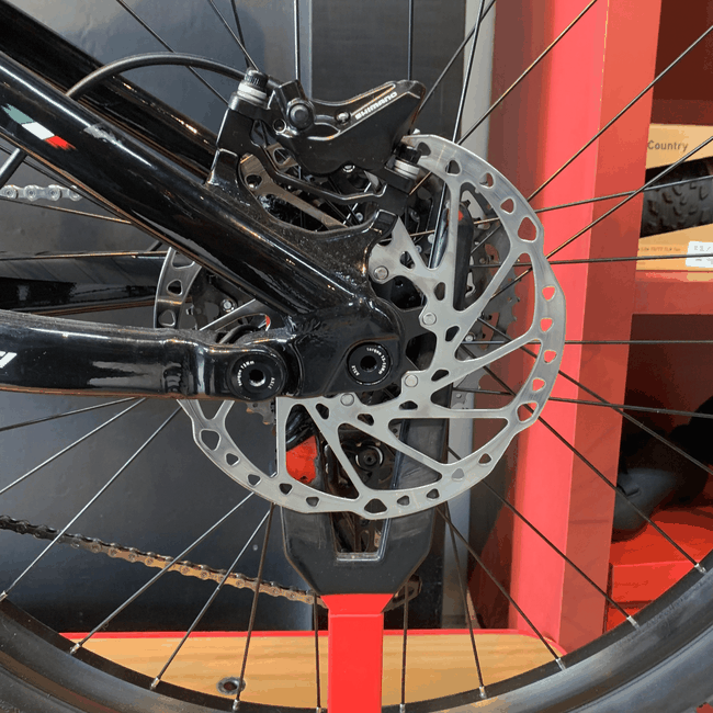 Bicicleta Oggi Razzo T-130 Aro 29 Cues 11v Preta e Vermelha