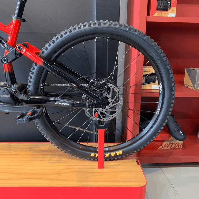 Bicicleta Oggi Razzo T-130 Aro 29 Cues 11v Preta e Vermelha