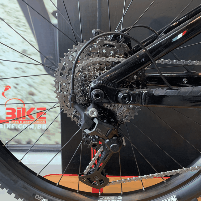 Bicicleta Oggi Razzo T-130 Aro 29 Cues 11v Preta e Vermelha