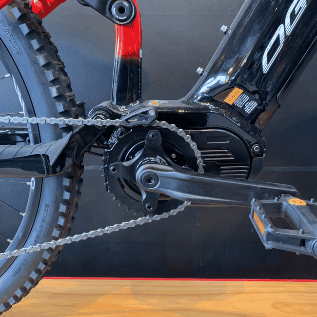 Bicicleta Oggi Razzo T-130 Aro 29 Cues 11v Preta e Vermelha