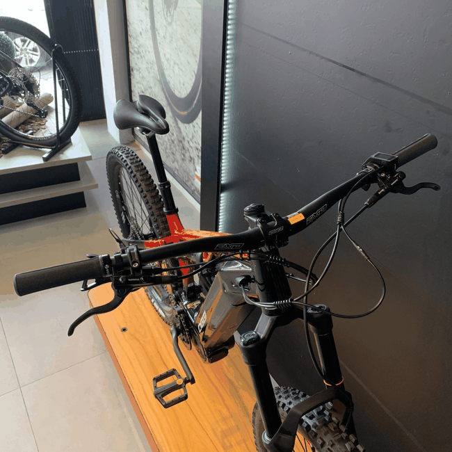 Bicicleta Oggi Razzo T-130 Aro 29 Cues 11v Preta e Vermelha