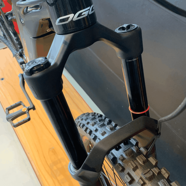 Bicicleta Oggi Razzo T-130 Aro 29 Cues 11v Preta e Vermelha