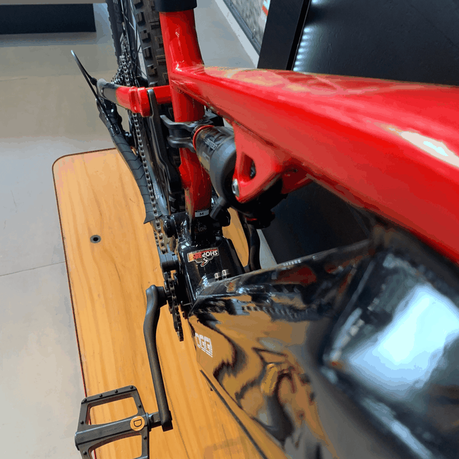 Bicicleta Oggi Razzo T-130 Aro 29 Cues 11v Preta e Vermelha