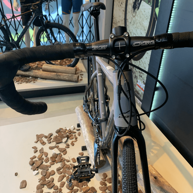 Bicicleta Oggi Velloce Aro 700 Claris 16v Grafite e Preto