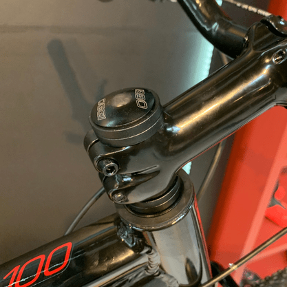 Bicicleta OXS Glide 100 Aro 29 Shimano 21v Preto e Laranja e Vermelho