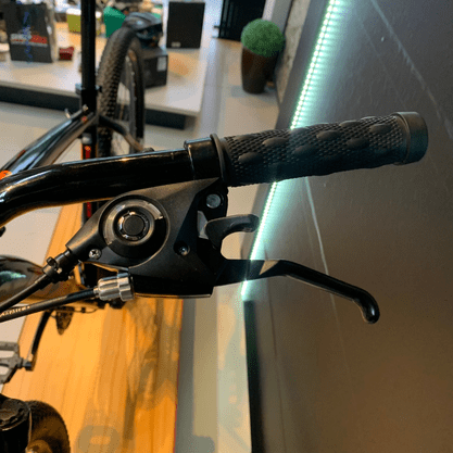 Bicicleta OXS Glide 100 Aro 29 Shimano 21v Preto e Laranja e Vermelho