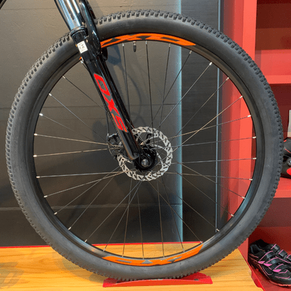 Bicicleta OXS Glide 100 Aro 29 Shimano 21v Preto e Laranja e Vermelho