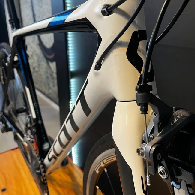 Bicicleta Scott Addict 15 Carbon Aro 700 Ultegra 22v Preta Branca e Azul - Seminova