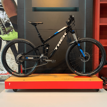 Bicicleta Trek Fuel EX 5 Aro 27.5 Deore 20v Preto Branco e Azul - Seminova