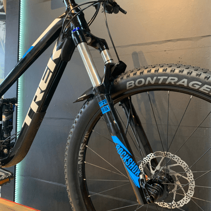 Bicicleta Trek Fuel EX 5 Aro 27.5 Deore 20v Preto Branco e Azul - Seminova