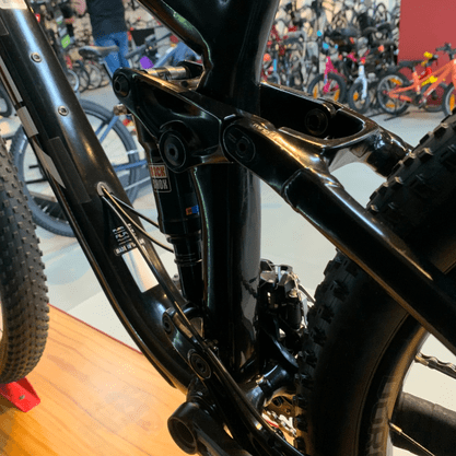 Bicicleta Trek Fuel EX 5 Aro 27.5 Deore 20v Preto Branco e Azul - Seminova