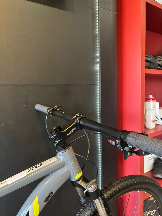 Bicicleta Seminova A29 Oggi 7.0 Shimano Cues 9v T-21 Cinza / Amarela