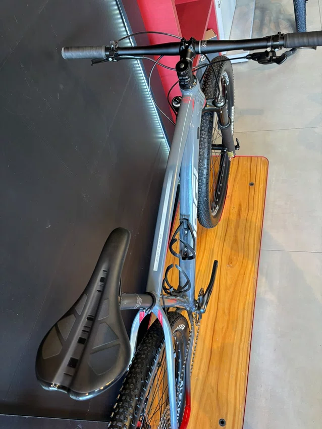 Bicicleta Seminova A29 Oggi 7.2 Shmano Deore 12V T19 grafite/ branco/vermelho