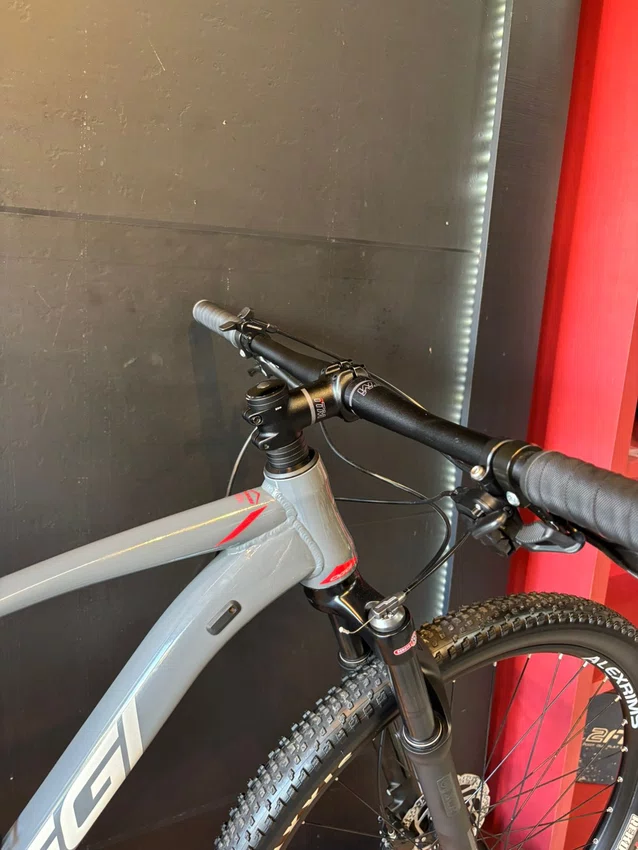 Bicicleta Seminova A29 Oggi 7.2 Shmano Deore 12V T19 grafite/ branco/vermelho