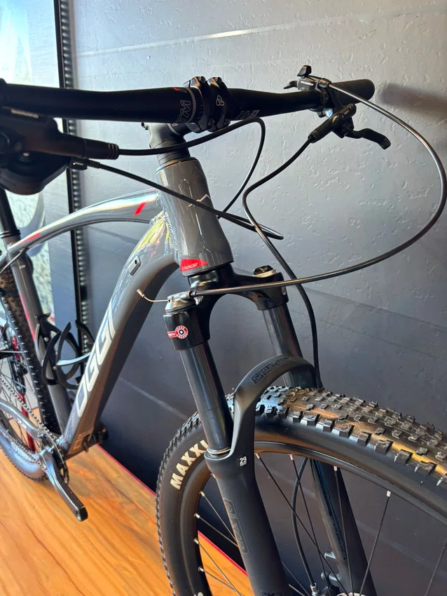 Bicicleta Seminova A29 Oggi 7.2 Shmano Deore 12V T19 grafite/ branco/vermelho