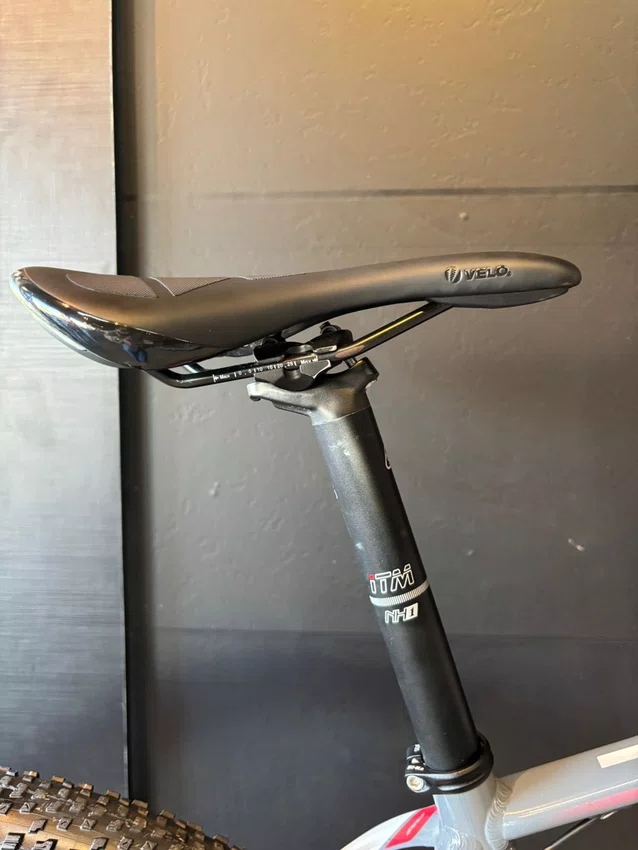 Bicicleta Seminova A29 Oggi 7.2 Shmano Deore 12V T19 grafite/ branco/vermelho