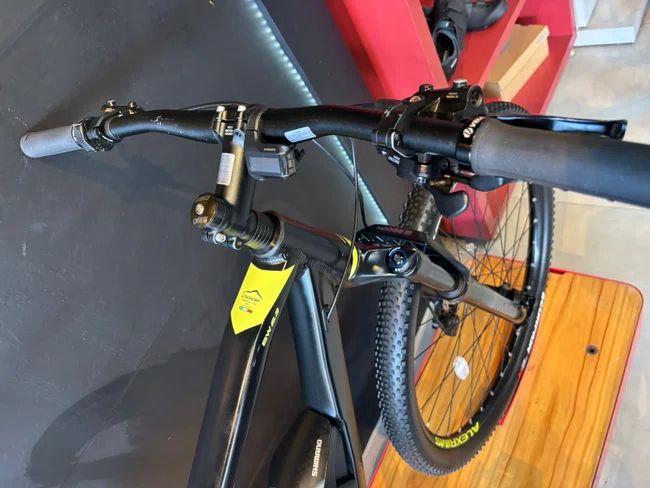 Bicicleta seminova a29 oggi 8.3 2023 shimano deore 11v t-19 preta/amarela