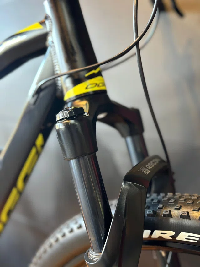 Bicicleta seminova a29 oggi 8.3 2023 shimano deore 11v t-19 preta/amarela