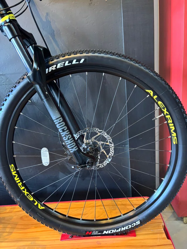 Bicicleta seminova a29 oggi 8.3 2023 shimano deore 11v t-19 preta/amarela