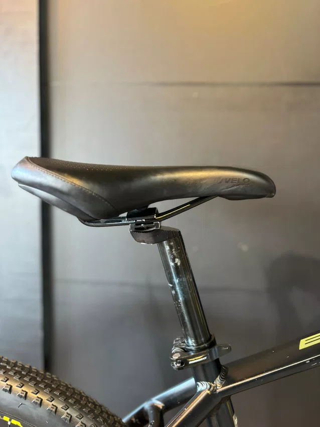 Bicicleta seminova a29 oggi 8.3 2023 shimano deore 11v t-19 preta/amarela