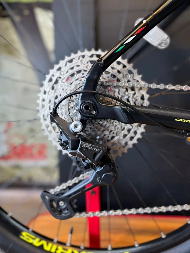 Bicicleta seminova a29 oggi 8.3 2023 shimano deore 11v t-19 preta/amarela