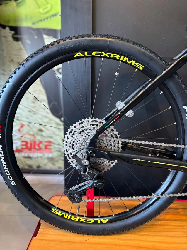 Bicicleta seminova a29 oggi 8.3 2023 shimano deore 11v t-19 preta/amarela