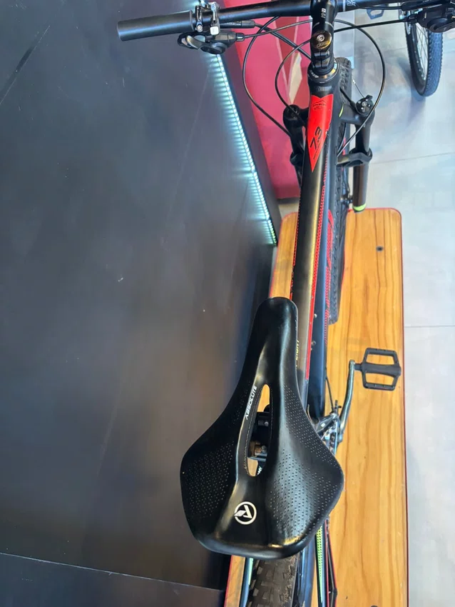 Bicicleta seminova a29 oggi bigwheel 7.3 shimano deore 20v preta/verde/vermelho