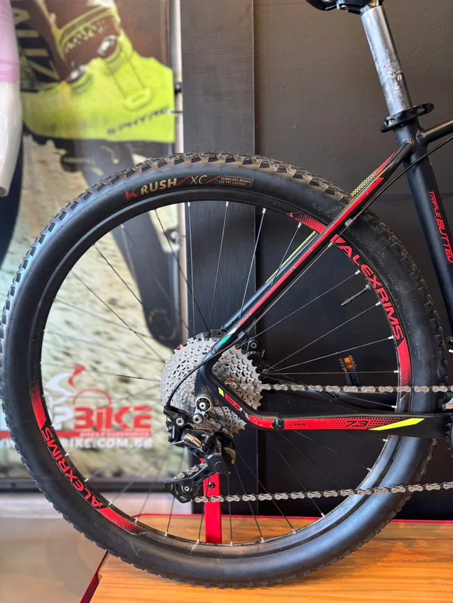Bicicleta seminova a29 oggi bigwheel 7.3 shimano deore 20v preta/verde/vermelho