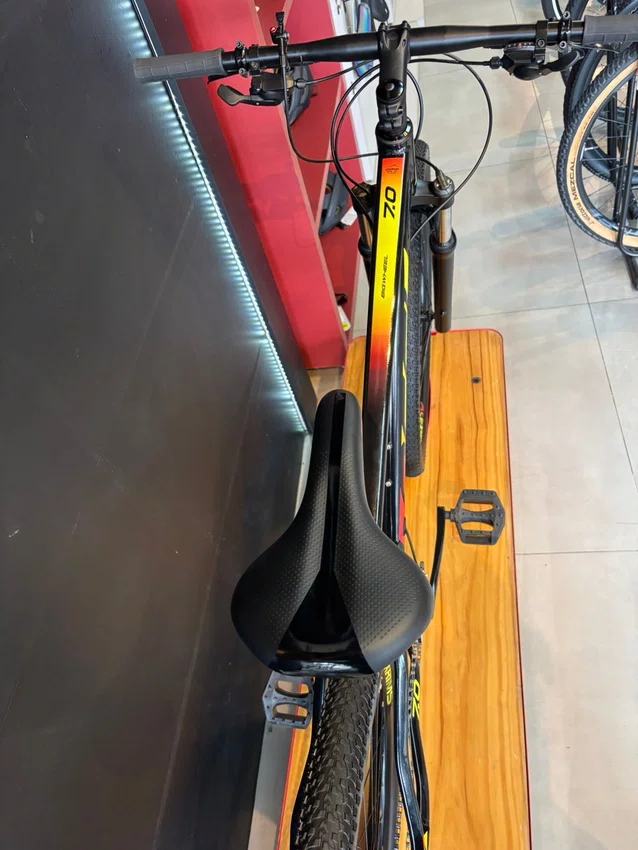Bicicleta seminova a29 oggi bw 7.0 shimano alivio sl 18v t- 17 preto/vermelho/amarelo