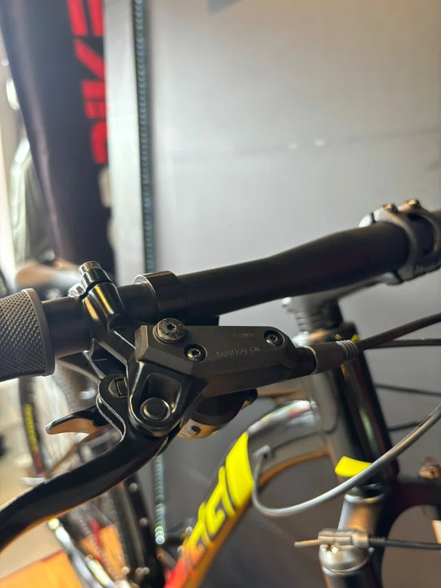 Bicicleta seminova a29 oggi bw 7.0 shimano alivio sl 18v t- 17 preto/vermelho/amarelo