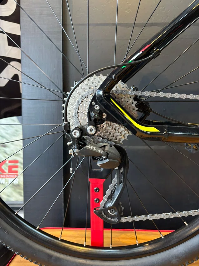 Bicicleta seminova a29 oggi bw 7.0 shimano alivio sl 18v t- 17 preto/vermelho/amarelo