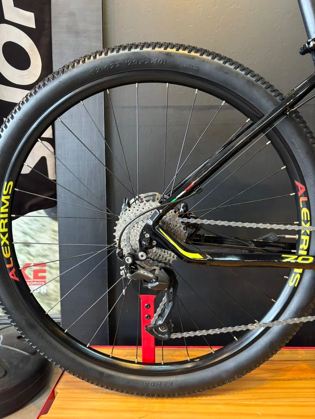 Bicicleta seminova a29 oggi bw 7.0 shimano alivio sl 18v t- 17 preto/vermelho/amarelo