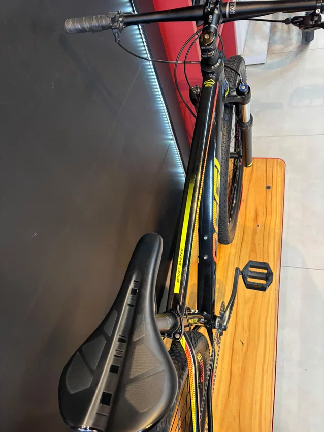 Bicicleta seminova a29 oggi bw 7.2 deore 11v t-19 preta/amarelo/verde
