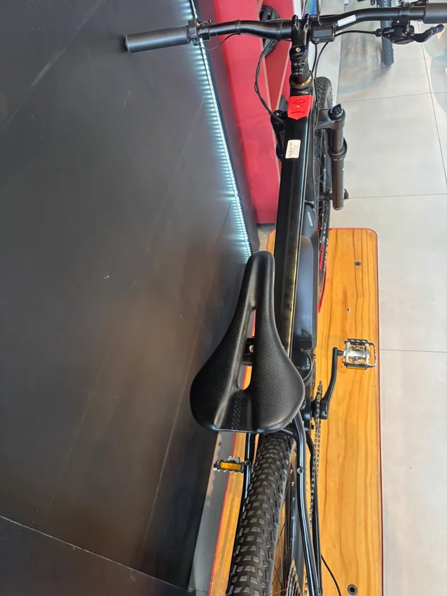 Bicicleta seminova a29 oggi bw 8.3 shimano deore 11v t-17 preto/vermelho