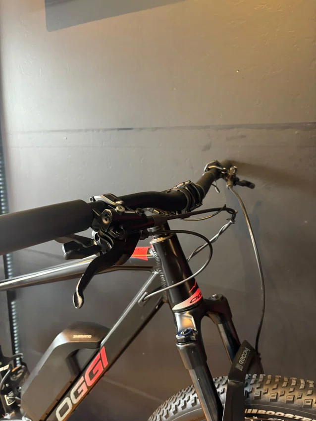 Bicicleta seminova a29 oggi bw 8.3 shimano deore 11v t-17 preto/vermelho