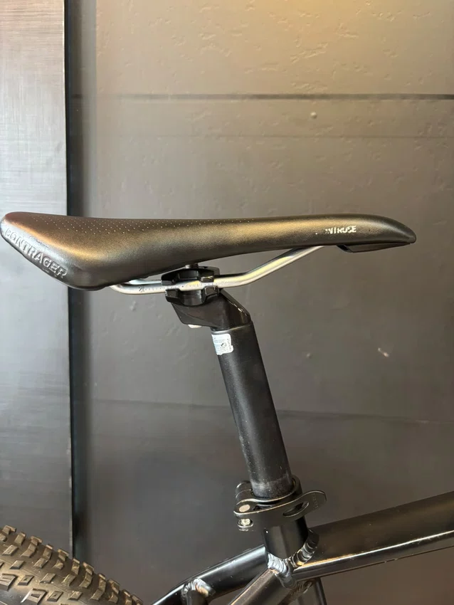 Bicicleta seminova a29 oggi bw 8.3 shimano deore 11v t-17 preto/vermelho