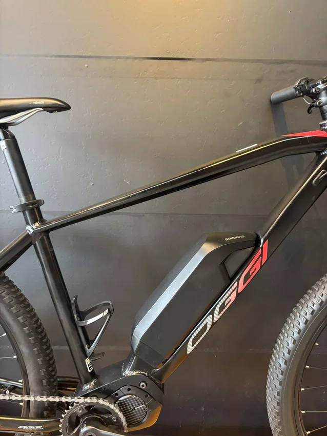 Bicicleta seminova a29 oggi bw 8.3 shimano deore 11v t-17 preto/vermelho