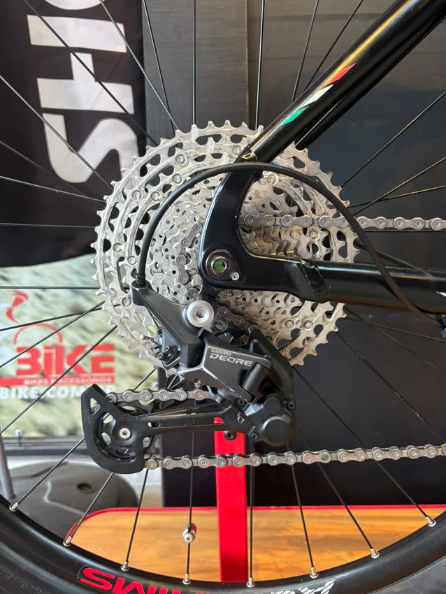 Bicicleta seminova a29 oggi bw 8.3 shimano deore 11v t-17 preto/vermelho
