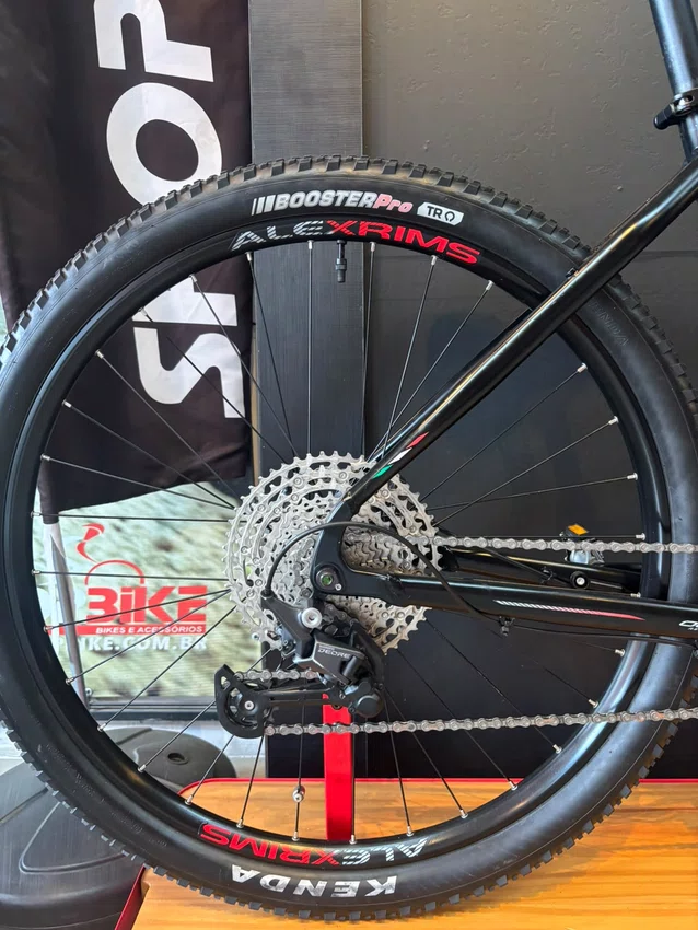 Bicicleta seminova a29 oggi bw 8.3 shimano deore 11v t-17 preto/vermelho