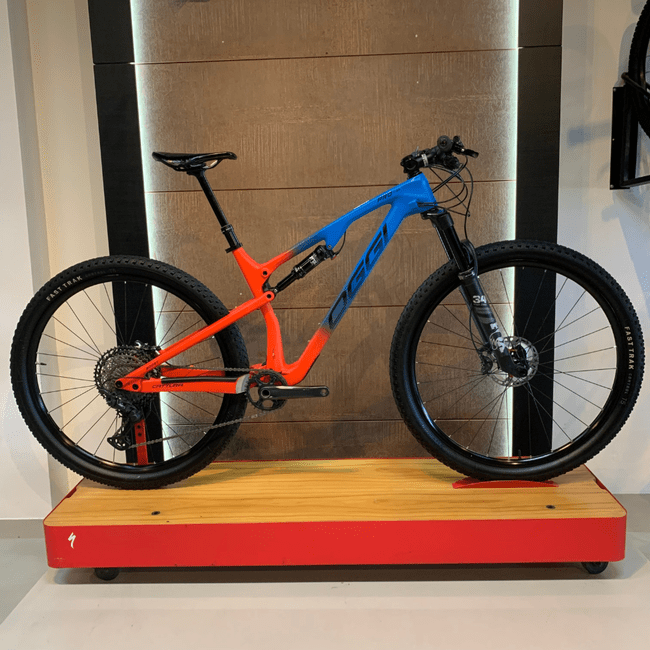 Bicicleta Oggi Cattura Pro Aro 29 XT 12v Azul e Vermelho - Seminova