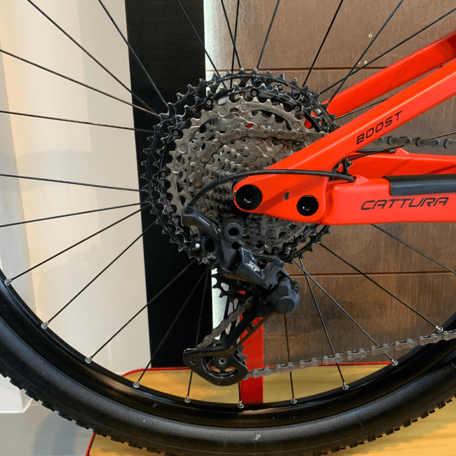 Bicicleta Oggi Cattura Pro Aro 29 XT 12v Azul e Vermelho - Seminova