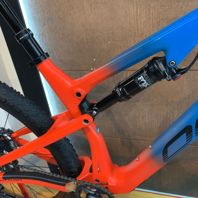 Bicicleta Oggi Cattura Pro Aro 29 XT 12v Azul e Vermelho - Seminova