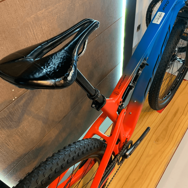 Bicicleta Oggi Cattura Pro Aro 29 XT 12v Azul e Vermelho - Seminova